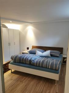 皮茨河谷阿兹尔Apart Desiree的卧室内的一张带蓝色枕头的大床