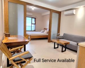 马尼拉Manila BayView Rental- Luxury 1,2,3,4 BR Condos with BALCONY POOL BAYVIEW - FULL SERVICE AVAILABLE的客厅配有沙发和桌子