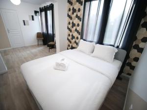 鲁贝NG SuiteHome l Lille l Roubaix Gare l Cassel - Netflix - Wifi的窗户客房内的一张大白色床