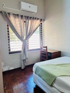 伊尼扬巴内Casa para Férias的一间卧室设有一张床和一个窗口