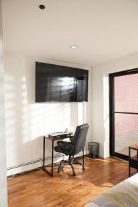 纽约American Dream Guest House的一间卧室配有一张桌子和一把椅子。