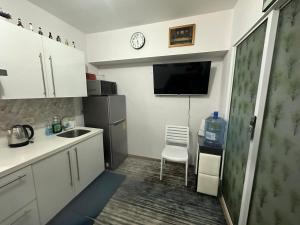 马尼拉RJMR Acqua private residence的一间带水槽和冰箱的小厨房
