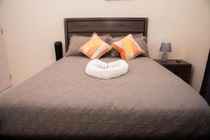 迪斯卡弗里贝Oceanview Jamaica的一间卧室配有一张床,上面有两条毛巾