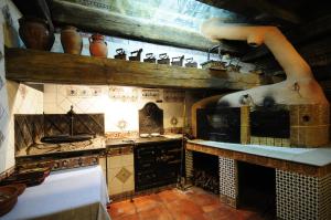 科雷塞斯修道院一号水疗酒店的厨房配有炉灶和台面