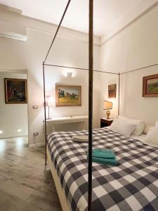 博洛尼亚casa Guido Reni的一间卧室配有一张带黑白毯子的床