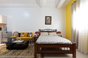 达喀尔STUDIO BIAGUI 2的一间卧室设有一张床和一间客厅。