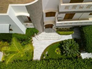 达喀尔STUDIO BIAGUI 2的享有带庭院的建筑的顶部景致