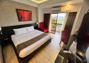 碧瑶维纳斯园景酒店的酒店客房设有一张床和一个大窗户