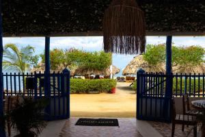 科韦尼亚斯Hotel Costa Mar Coveñas的通往海景度假村的大门