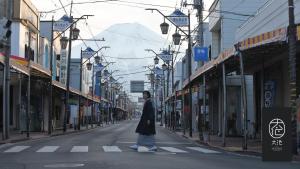 富士河口湖汤雾富士之宿 大池酒店的穿过城市街道的人