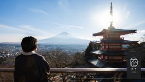 富士河口湖汤雾富士之宿 大池酒店的站在长凳上看山的人