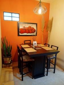 墨西哥城Mejor precio ubicación 2p habitación cómoda的一张带椅子的餐桌和橙子图片