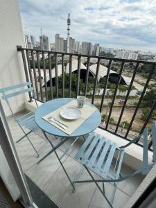 圣保罗Apto perto Metrô, Allianz e Espaço Unimed的市景阳台配有桌椅