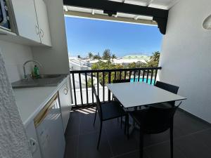 圣弗朗索瓦appartement sur la Marina st François的一个带桌子的厨房和一个美景阳台