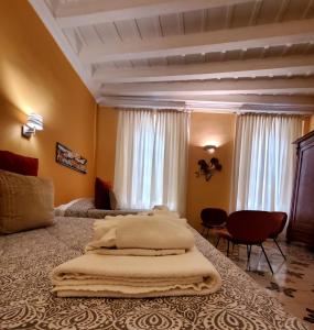 卢卡Residenza FillAnfi的一间卧室,卧室内配有一张大床