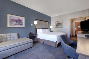 维多利亚维多利亚汉普顿酒店的酒店客房,配有床和沙发