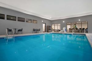 克拉尔维尔爱荷华市/科洛威尔汉普顿酒店的一座蓝色海水的大型游泳池