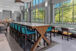 阿林顿Hampton Inn & Suites Arlington Crystal City DCA的大型用餐室配有大桌子和椅子