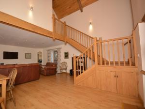 Chewton Mendip3 Bed in Wells 55232的客厅设有木制楼梯和沙发