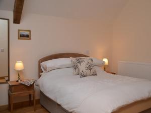 Chewton Mendip3 Bed in Wells 55232的一间卧室配有一张带两个枕头的床