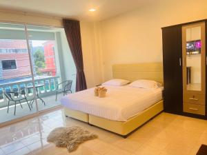 Ban Thung ThongAB House的一间卧室设有一张床和一个阳台