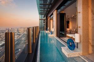 迪拜One&Only One Za'abeel的一座位于大楼边缘的景观游泳池