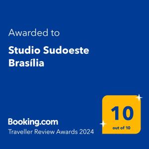 巴西利亚Studio Sudoeste Brasília的黄标,文字被授予工作室订阅巴西利亚