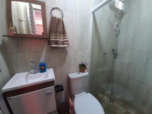 萨尔瓦多Mar.5: Compact close to Stella Maris beach and Airport的带淋浴、卫生间和盥洗盆的浴室