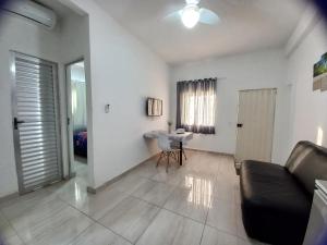 萨尔瓦多Mar.6: spacious 1 room, 2 AC, near Airport and Stella Maris beach的客厅配有沙发和桌子