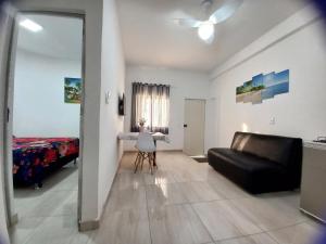 萨尔瓦多Mar.6: spacious 1 room, 2 AC, near Airport and Stella Maris beach的客厅配有黑色沙发和床。
