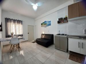 萨尔瓦多Mar.6: spacious 1 room, 2 AC, near Airport and Stella Maris beach的厨房以及带沙发和桌子的客厅。