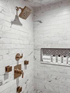卡尔卡斯卡Leo's Bear Lake Hideaway的白色瓷砖浴室设有淋浴和毛巾