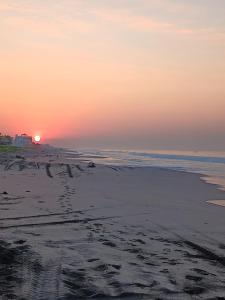 蒙特里科CASA PARLAMAR的日落在海滩上与大海