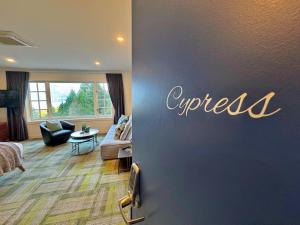 宝云岛鲍恩工匠套房酒店 的酒店客房设有沙发和客厅。