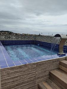 Região dos Lagos - casa para temporada内部或周边的泳池