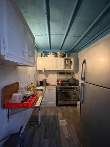 利雅德مزرعة واستراحة درب التوت的小厨房配有白色橱柜和冰箱。