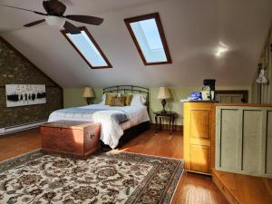 皮克顿Stone Carriage House的一间卧室配有一张床和吊扇