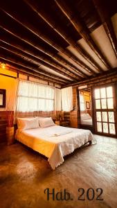 马里基塔Villa Tikuna的一间卧室,卧室内配有一张大床