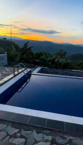 马里基塔Villa Tikuna的蓝色的游泳池,享有山景