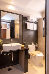 加德满都Kailash Boutique Hotel的一间带水槽和卫生间的浴室