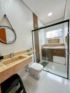 ItaíCASA LIMA, nossa casa na represa的一间带卫生间、水槽和镜子的浴室