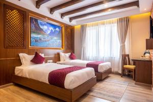加德满都Kailash Boutique Hotel的酒店客房配有两张床和一张书桌