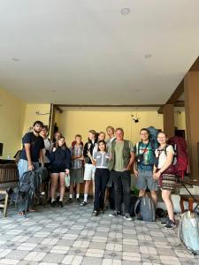 万荣Vang Vieng Global Hostel的一群人在一个房间里摆着一张照片