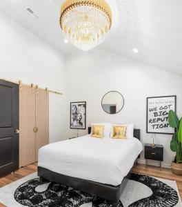 纳什维尔Taylor Swift Eras Inspired Home-10 min to Broadway的一间卧室配有一张大床和一个吊灯。