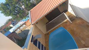 皮拉西卡巴Edicula Paz e Amor的享有带蓝色滑梯的房子的顶部景色