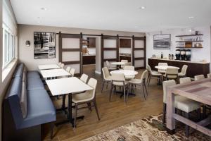哈姆登Residence Inn by Marriott New Haven Hamden的一间带桌椅和柜台的餐厅
