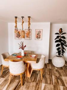 弗洛伦西亚Madrigal Luxury Penthouse的一间带木桌和椅子的用餐室