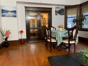 温哥华Vancouver guest house的一间带一张桌子和绿桌布的用餐室