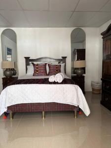 危地马拉安地瓜Casa Geranios Antigua的一间卧室配有一张大床和两条毛巾