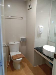 黎府Suksomboonhotel的一间带卫生间和水槽的浴室